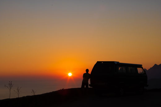 Urlaubsbild: Sonnenuntergang, Simon und VW-T3-Syncro, Calanche Korsika