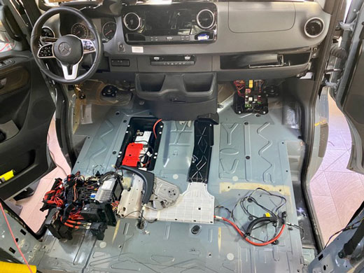 Sprinter bei der Vorbereitung auf einen Elektrik-Ausbau