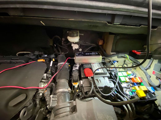 Sprinter bei der Vorbereitung auf einen Elektrik-Ausbau