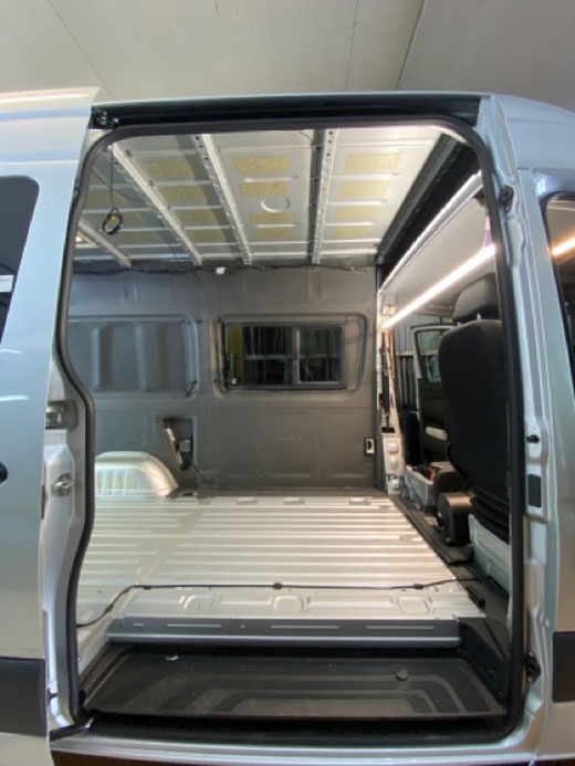 Crafter beim Filzen des Innenraums