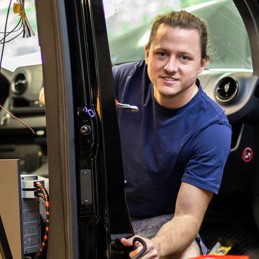 Simon beim Elektrikeinbau