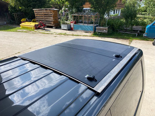 Solarplatte auf dem Dach eines VW T6