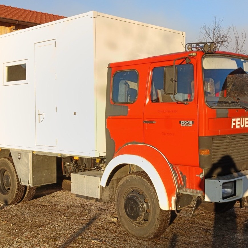 Kabine auf altem Feuerwehrauto schräg von links vorne.