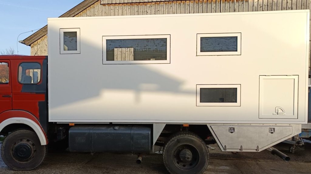 Kabine auf alter Feuerwehr von links.