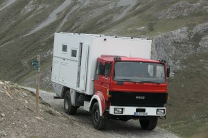 Ottos Weltreisemobil auf der Schotterpiste in den Bergen