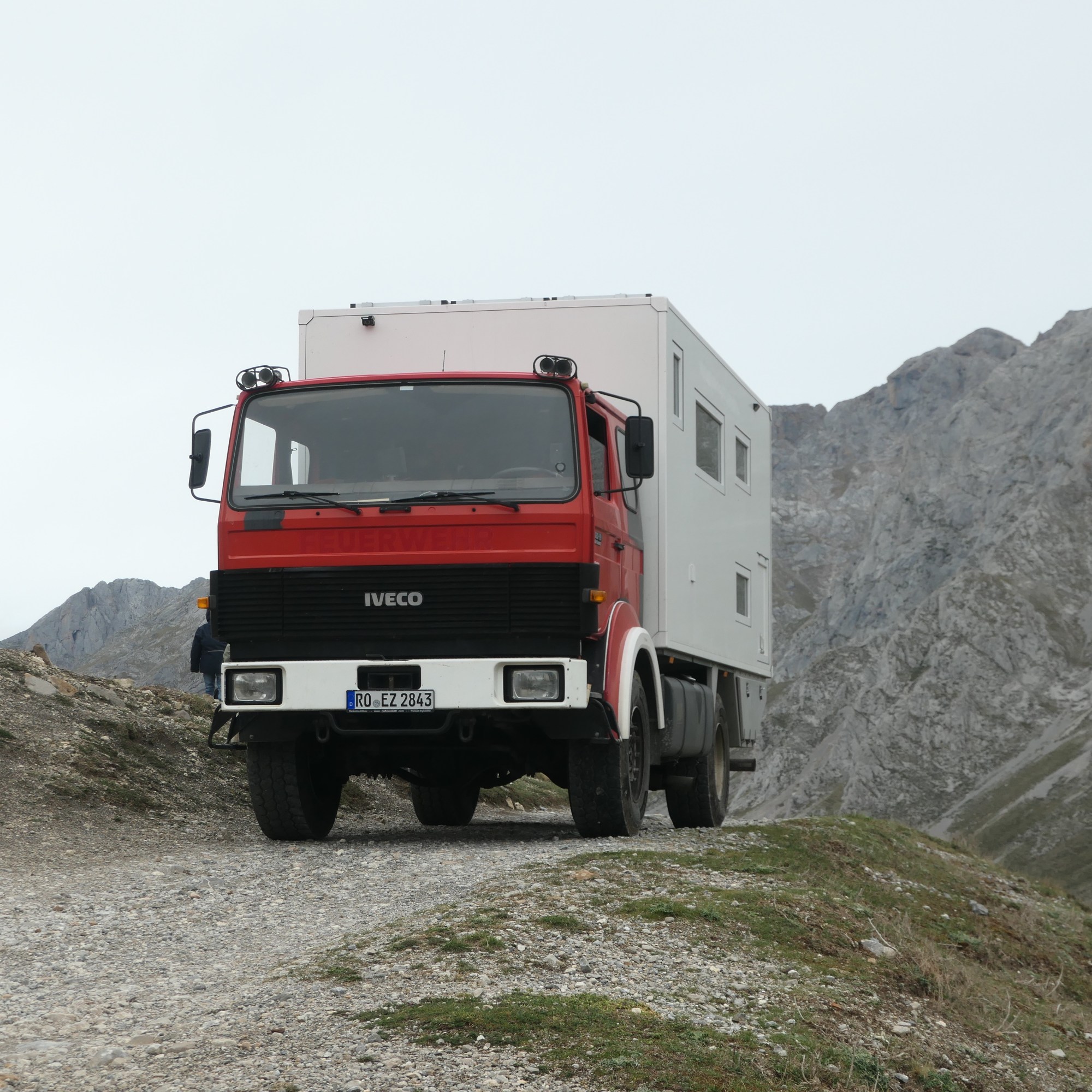 Ottos Weltreisemobil auf der Schotterpiste in den Bergen 2