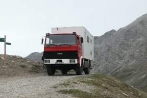 Ottos Weltreisemobil auf der Schotterpiste in den Bergen 2
