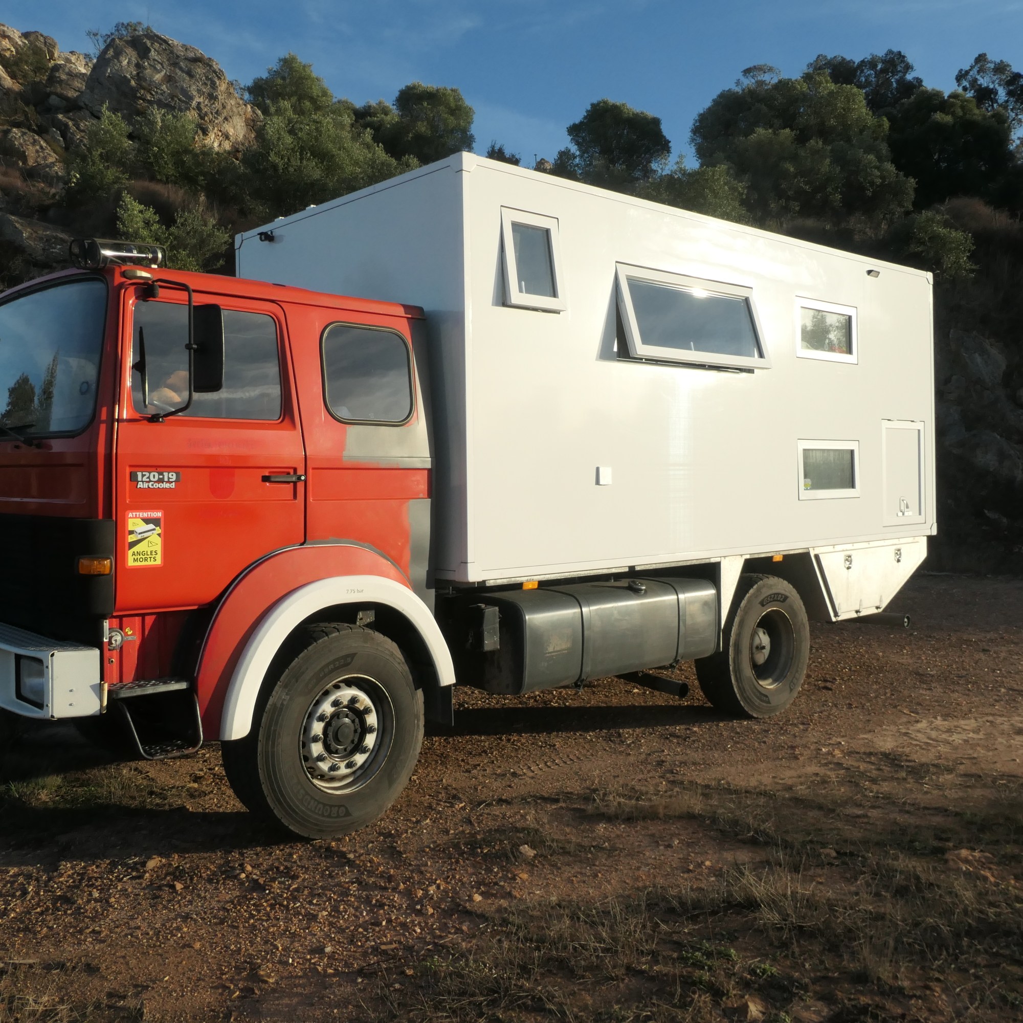 Ottos Weltreisemobil Standplatz in der Sonne von Links