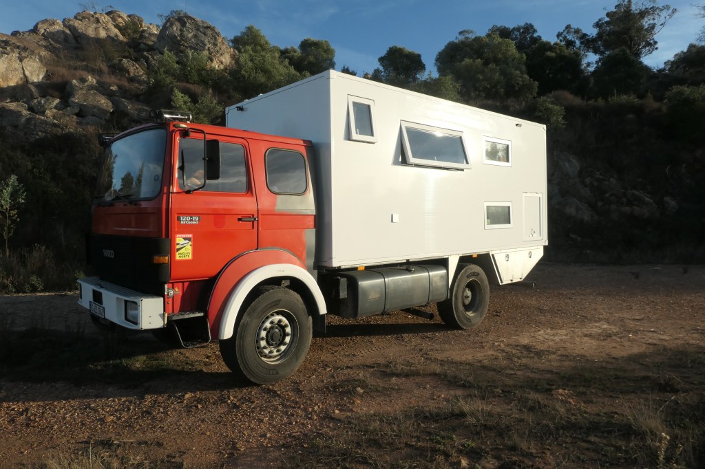 Ottos Weltreisemobil Standplatz in der Sonne von Links