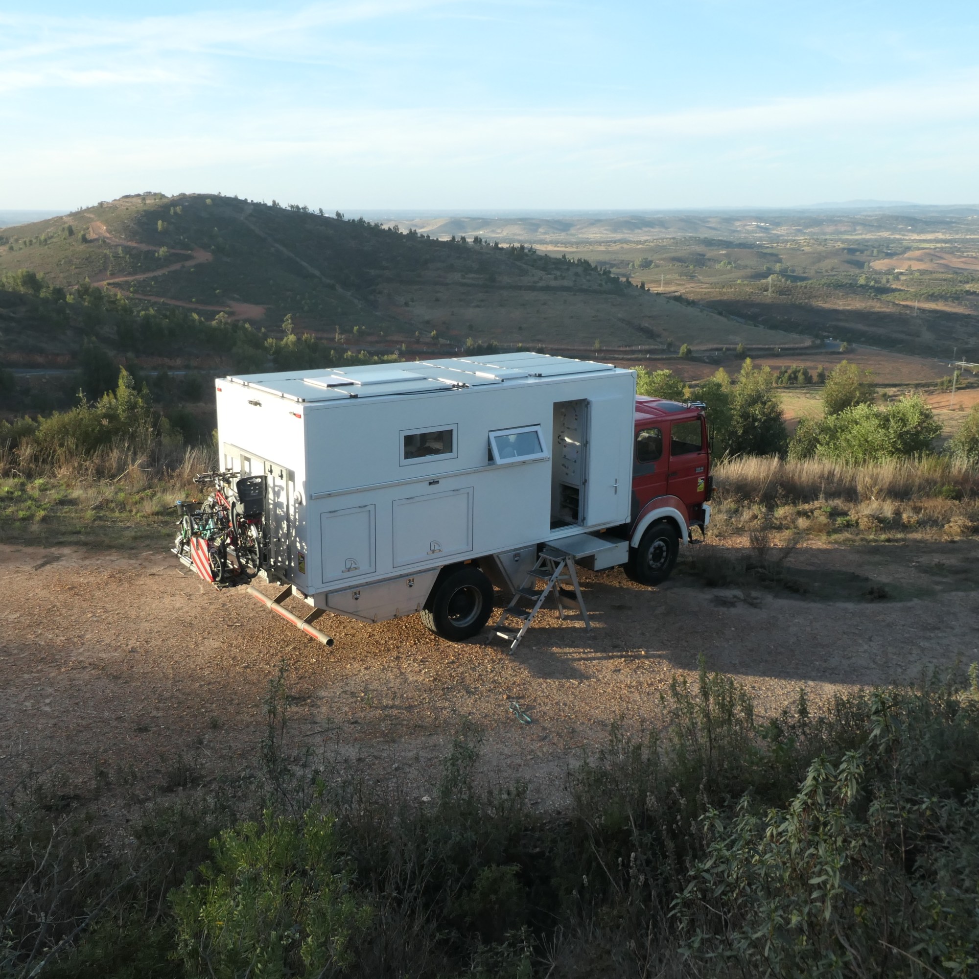 Ottos Weltreisemobil Standplatz mit Aussicht ins Flachland