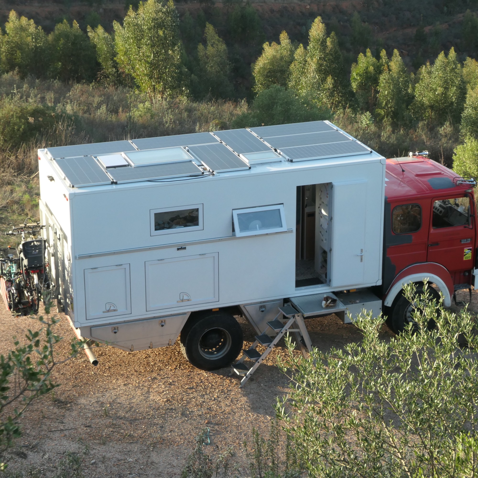 Ottos Weltreisemobil schräg von oben