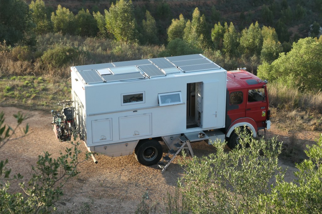 Ottos Weltreisemobil schräg von oben