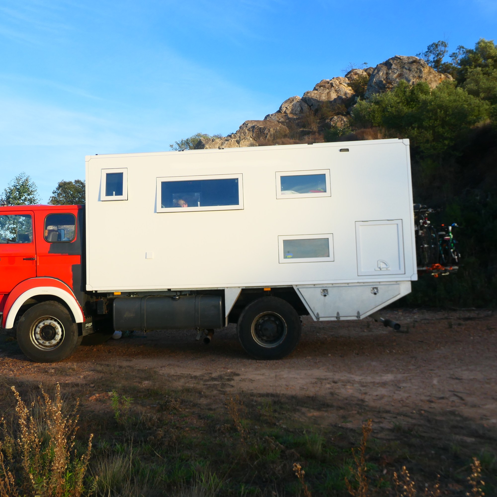 Ottos Weltreisemobil Standplatz Sonne von links